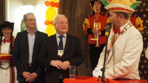 Karnevalspräsident Albert Eggers (r.) verlieh den Bierorden an Bernd Busemann. Links Laudator Dr. Roy Kühne.