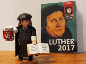 Die Luther-Playmobilfigur hat die Einbecker Touristinfo mit Bierkrug versehen.